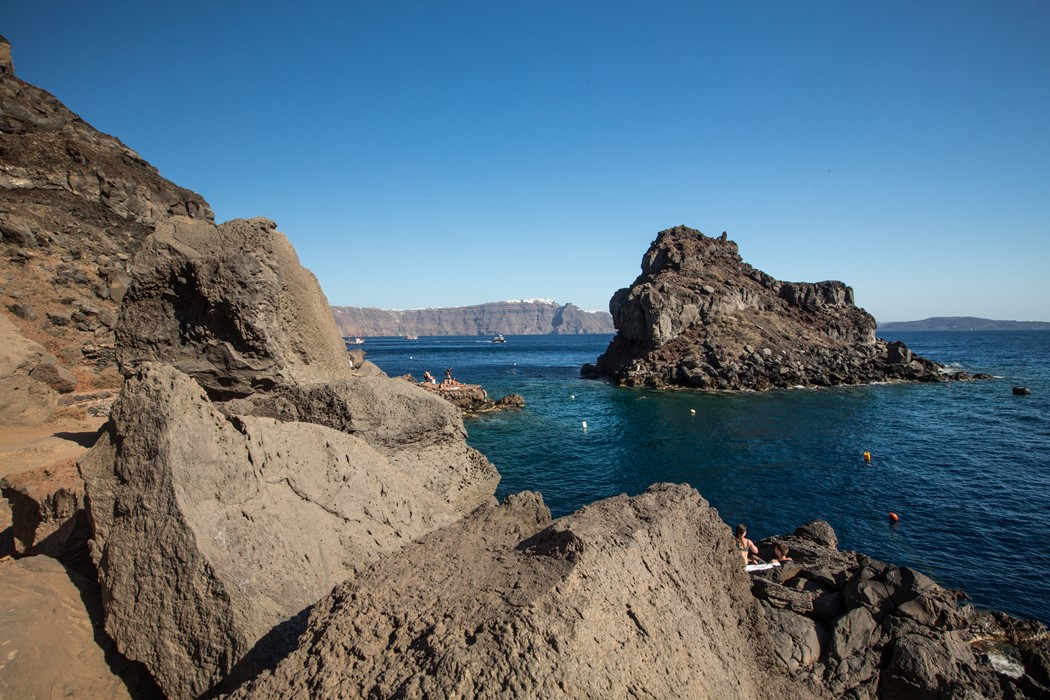 Diving in Santorini: a dramatic underwater landscape
